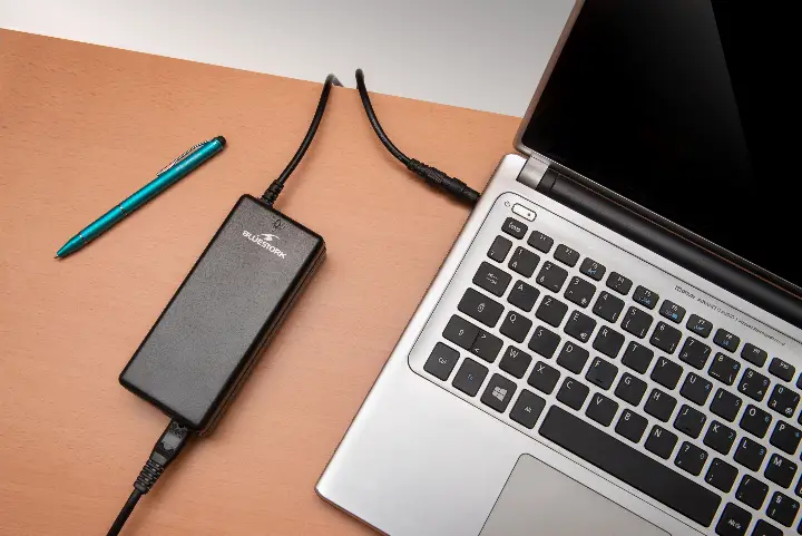 BLUESTORK ADAPTATEUR SECTEUR/PC PORTABLE ACER ET DELL/90W 